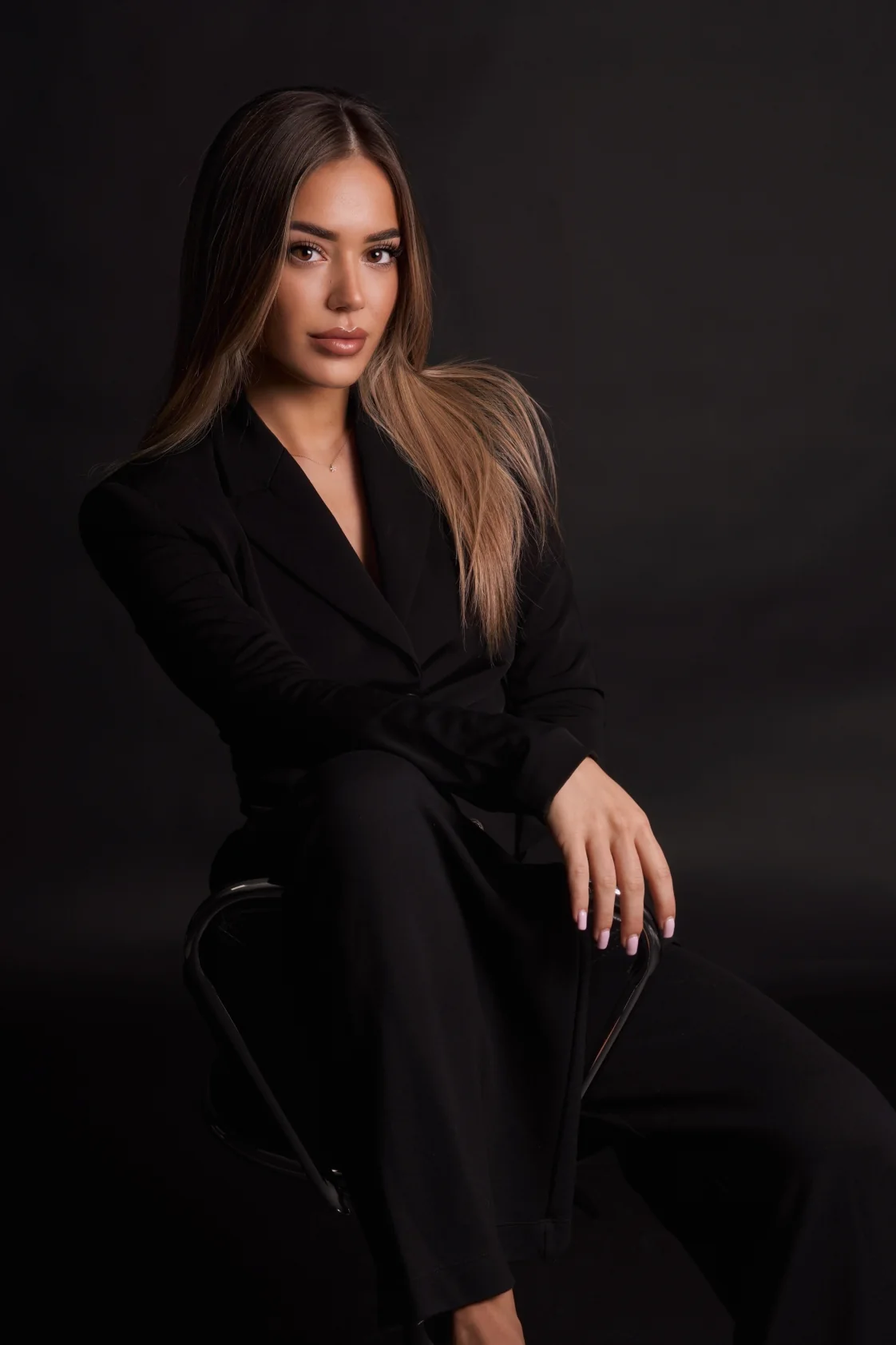 Ritratto di Martina Zanni su fondo scuro